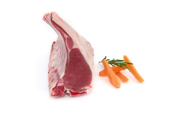 côtes première d'agneau isolé sur fond blanc