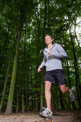 junger jogger im wald