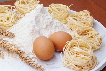 farina di grano e uova ingredienti per pasta all'uovo