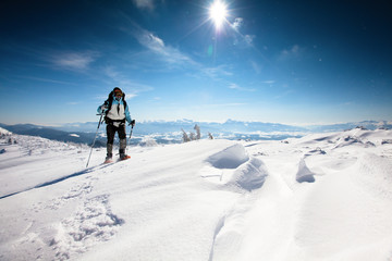 Fototapeta na wymiar Hiker w górach zimą