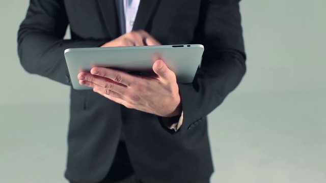 Homme d'affaire avec sa tablette graphique