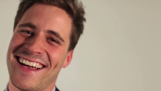 Grand fou rire d'un jeune homme