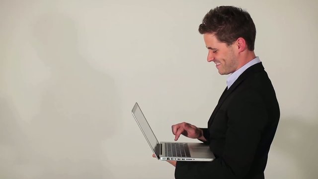 Homme travaillant sur son portable