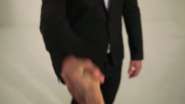 Poign&eacute;e de main entre deux hommes
