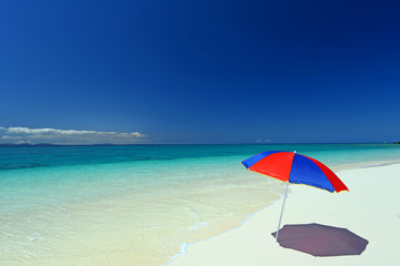 南国沖縄の美しい珊瑚の海と夏空