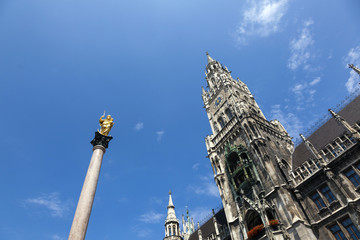 Fototapeta premium The golden statue of Mary, Mariensäule, with the new town hall