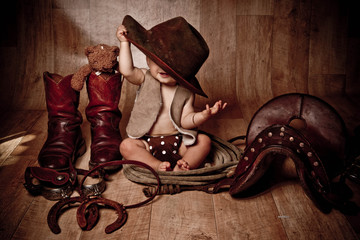 bébé qui se cache - bébé cow-boy