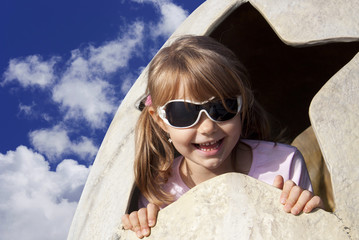 Dziewczynka w okularach przeciwsłonecznych - obrazy, fototapety, plakaty