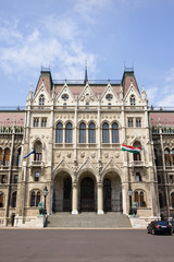 Fototapeta na wymiar Wejście do parlamentu w Budapeszcie