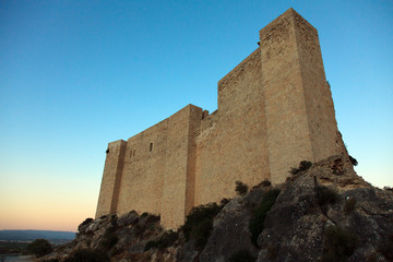 Fototapeta na wymiar Średniowieczny zamek Miravet w Hiszpanii. Oświetlenie wieczorem