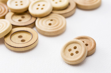 白背景に木製のボタンのクローズアップ