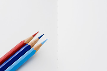 開いた本の上に色鉛筆