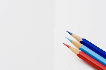 開いた本の上に色鉛筆