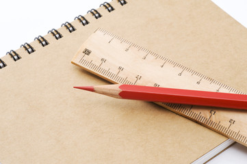定規と赤鉛筆とノート