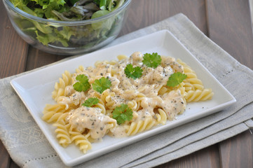 Pasta mit Käsesauce und Salat