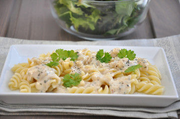 Pasta mit Käsesauce und Salat