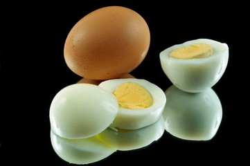 Oeufs durs sur fond noir