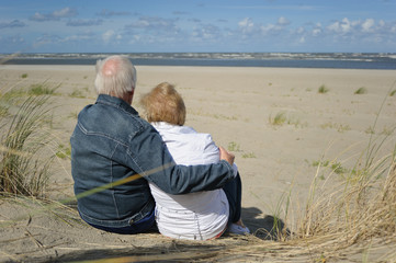 Seniorenpaar am Nordseestrand