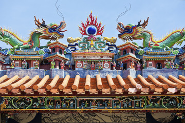 Obraz premium Dragon statues in Chinese style on top of temple roof