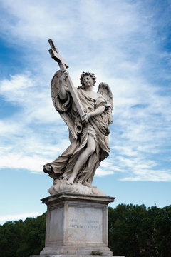 Statue in porta Sant Angelo