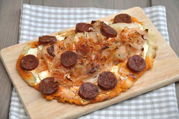 Flammkuchen mit Kraut und Salami