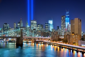 Fototapeta na wymiar Manhattan Skyline i Tribute w świetle