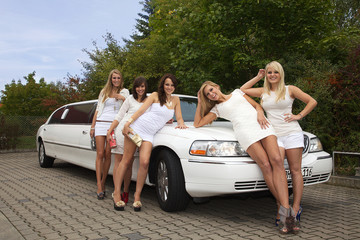 Sexy Models mit Stretch Limousine Porträt