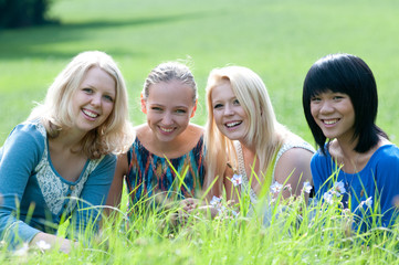 vier internationale freundinnen im gras