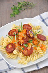 Pasta mit Salami und Zwiebeln