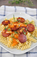 Pasta mit Salami und Zwiebeln