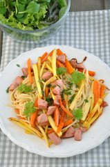 Pasta mit Wurzelgemüse und Wurst