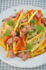 Pasta mit Wurzelgemüse und Wurst