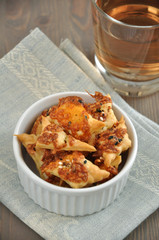 Knabbergebäck mit Wein