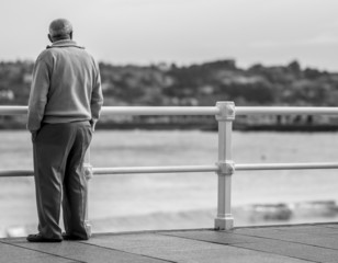 Anciano contemplando el horizonte