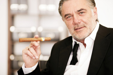 Geschäftsmann mit Zigarre