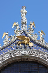 Fototapeta na wymiar Posąg św Marka w Wenecji skrzydlaty lew