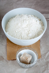 Fototapeta na wymiar Mąka i drożdże