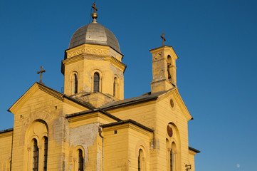 Fototapeta na wymiar ¯ółty kościół
