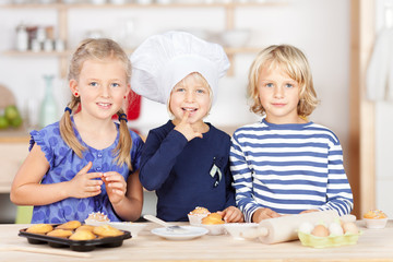 drei kinder backen muffins