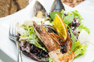 салат из морепродуктов