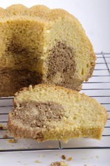 marmorierter Schokolade Marzipan Gugelhupf auf einem Backgitter