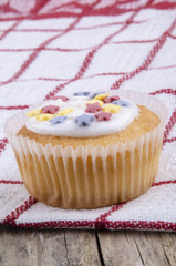 hausgemachte Törtchen mit Zuckerguss auf einem Küchentuch