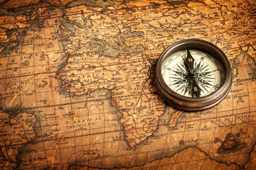 Fototapeta na wymiar Old vintage kompas na starożytnej mapie