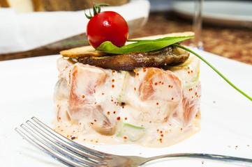 салат из рыбы и икры