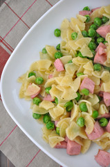 Schinkenfleckerl mit Erbsen Detailaufnahme