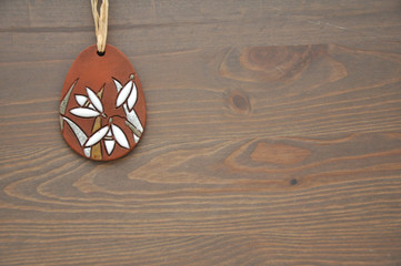 Holzhintergrund mit Osterei