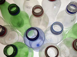 Plastikmüll: Leere Plastikflaschen, PET