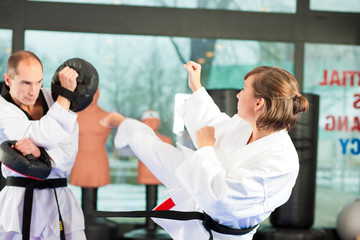 Fototapeta na wymiar Trening sztuk walki na siłowni
