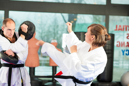 Kampfsport Training im Fitnessstudio © Kzenon