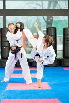 Kampfsport Training im Fitnessstudio
